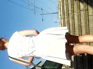 Upskirt woman 29 - Hot young woman, windy skirt